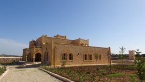 un gran edificio de ladrillo en un campo en Villa Habibi, en Essaouira
