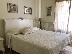 białe łóżko z dwoma poduszkami w sypialni w obiekcie Cascina Manu w mieście Rosignano Monferrato +37 zdjęć