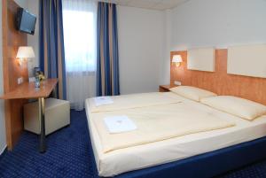 Postel nebo postele na pokoji v ubytování Euro-Hotel
