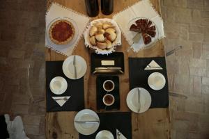 uma mesa com pratos de comida e sobremesas em La Casa Griunit em Capriva del Friuli