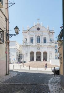 リスボンにあるCozy Apartment in historic centerの市道の白い大きな建物