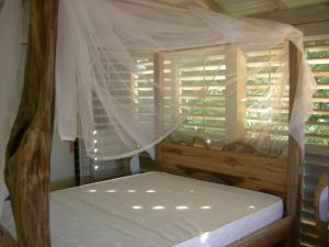 Tempat tidur dalam kamar di Domaine de Robinson