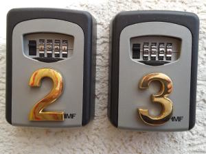dos interruptores de metal con el número en ellos en Pension Münch "Am Anger", en Neuseußlitz