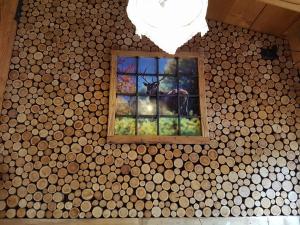 ラッビにあるCasa Chiaraの窓付きの木製の丸太の壁のある部屋