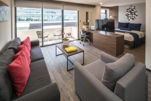 FlowSuites WTC في مدينة ميكسيكو: غرفة معيشة بها أريكة وتلفزيون