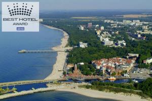 z powietrza widok na plażę i miasto w obiekcie No.1 Apartments - Kołobrzeg Beach Centrum w Kołobrzegu