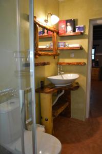 アフィソスにあるVilla Kotroniaのバスルーム(洗面台、トイレ付)