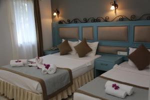 A bed or beds in a room at Hotel Atrium Még 37 kép