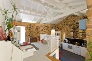 eine Küche und ein Wohnzimmer mit einer Steinmauer in der Unterkunft Quinta De Fundevila -quinta privada in Cabeceiras de Basto
