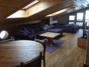 ein Wohnzimmer mit einem Sofa und einem Tisch in der Unterkunft Apartment 162 - Bristol in Villars-sur-Ollon