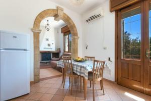 eine Küche und ein Esszimmer mit einem Tisch und Stühlen in der Unterkunft B&B Country House Vereto in Patù