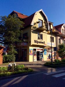 a building on the corner of a street at Wojterówka in Dziwnów