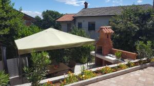 Vonkajšia záhrada v ubytovaní Apartman Pobri