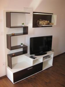 TV a/nebo společenská místnost v ubytování Apartman Pobri