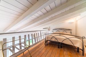 Schlafzimmer mit einem Bett auf einem Balkon in der Unterkunft Le Residenze del Tenore in Romano di Lombardia