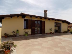 a house with a patio in front of it at Al Ciclamino in Monastir