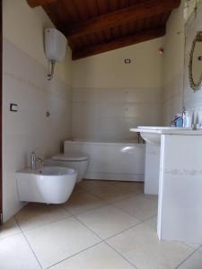 A bathroom at Al Ciclamino Még 26 kép