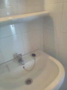 阿比让Residence Belle Vue Palmeraie的浴室里有水龙头的白色浴缸