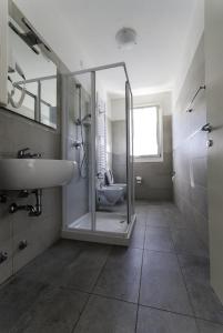a bathroom with a glass shower and a sink at Villa Faro Vecchio in Cavallino-Treporti