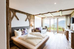 una camera con un letto in una stanza con finestre di Ahner Berghof a Rodengo