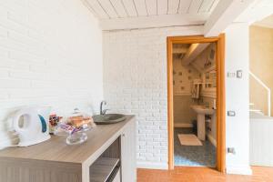 eine Küche mit einer Theke und einem Waschbecken in der Unterkunft Le Residenze del Tenore in Romano di Lombardia