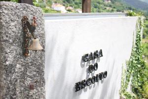 a sign on a rock with a bell on it at Casa do Escoivo in Loivos da Ribeira
