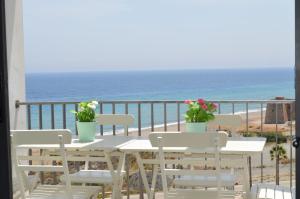 モハカルにあるApartamentos Macenasの海を望むバルコニー(テーブル、椅子付)