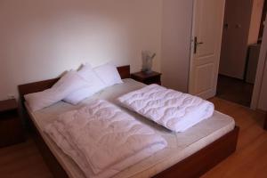 Postel nebo postele na pokoji v ubytování Abelia Residence Apartment Regina + 37 fotografií