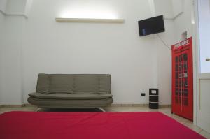 アヴェトラーナにあるWhite Salentoのリビングルーム(ソファ、赤いキャビネット付)