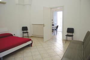 アヴェトラーナにあるWhite Salentoのベッドルーム1室(ベッド1台、テーブル、椅子付)
