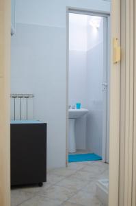 アヴェトラーナにあるWhite Salentoの白いバスルーム(洗面台、トイレ付)