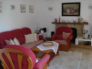 FanadixにあるVilla Palmera, Moraira.のリビングルーム(赤い椅子2脚、テーブル付)
