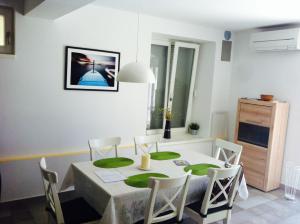 Kuchyňa alebo kuchynka v ubytovaní Apartments Villa Adrienne