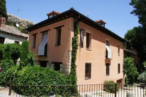 Una casa con hiedra a un lado. en Casavillena Apartamentos Turísticos, en Segovia