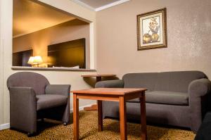 a waiting room with two chairs and a table at Executive Inn & Suites Sacramento in Sacramento
