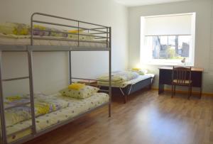 Rúm í herbergi á Saare Automatic Hostel