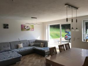 ein Wohnzimmer mit einer Couch und einem Tisch in der Unterkunft Ferienhaus Grobauer II in Schwarzenberg am Bohmerwald