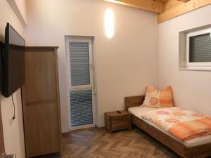 ein kleines Schlafzimmer mit einem Bett und einem Fenster in der Unterkunft Ferienhaus Grobauer II in Schwarzenberg am Bohmerwald