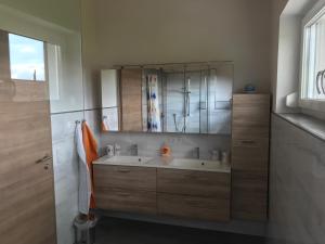 ein Badezimmer mit Waschbecken und Spiegel in der Unterkunft Ferienhaus Grobauer II in Schwarzenberg am Bohmerwald + 37 Fotos