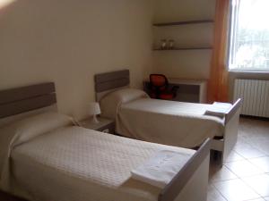a hotel room with two beds and a window at Casa Lory in Marone