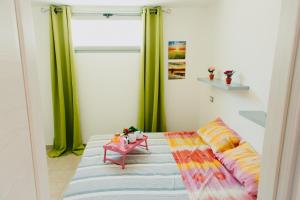 En eller flere senge i et værelse på Villa Riviera