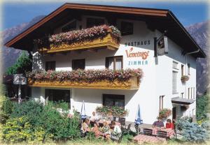 The building in which a vendégházakat is located