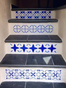 a set of stairs with blue and white tiles at L'arco delle Commari in Ragusa