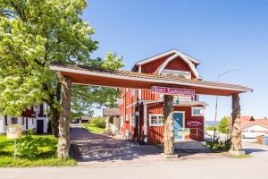 una señal para una gasolinera frente a un edificio en Lustigsgården Bed & Breakfast, en Rättvik