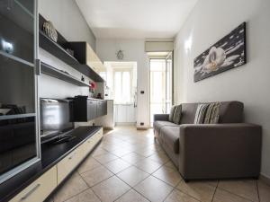 トリノにあるLa Favola Apartmentのリビングルーム(ソファ、テレビ付)