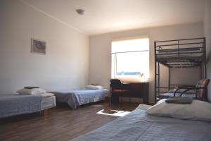Rúm í herbergi á Saare Automatic Hostel