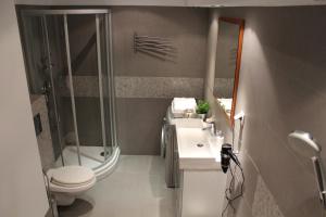 W łazience znajduje się toaleta, umywalka i prysznic. w obiekcie 3D Poznańska 6 Apartament w Krakowie
