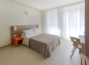 ボローニャにあるSAN FELICE 135のベッドルーム1室(ベッド1台、テーブル、デスク付)