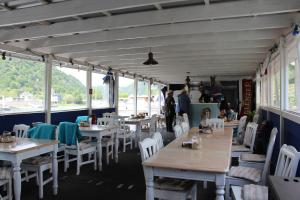 Reštaurácia alebo iné gastronomické zariadenie v ubytovaní Hausboot Bounty