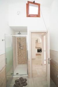 ブドーニにあるSant'Anna Apartmentsのバスルーム(ガラスドア付きのシャワー付)